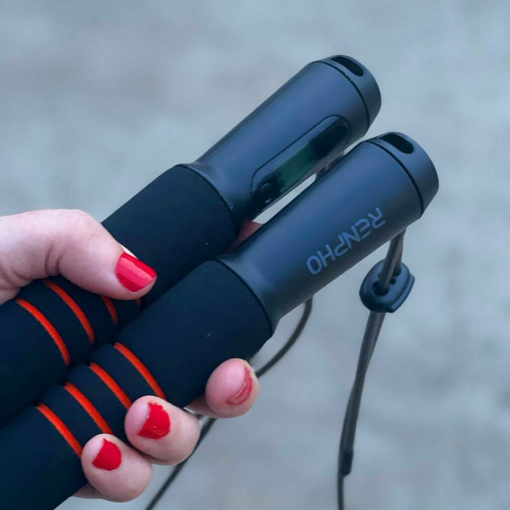 Veg_Ezy_'s tweet photo. I love to jump rope, the company that makes my scale advertised this to me and I had to try it. It is a delight, it counts your jumps and records your calories burned, and even times you messed up. It even gives you an average jumps per minute. #workouts #easyworkouts #jumpr… https://t.co/hqH4XVNcpG