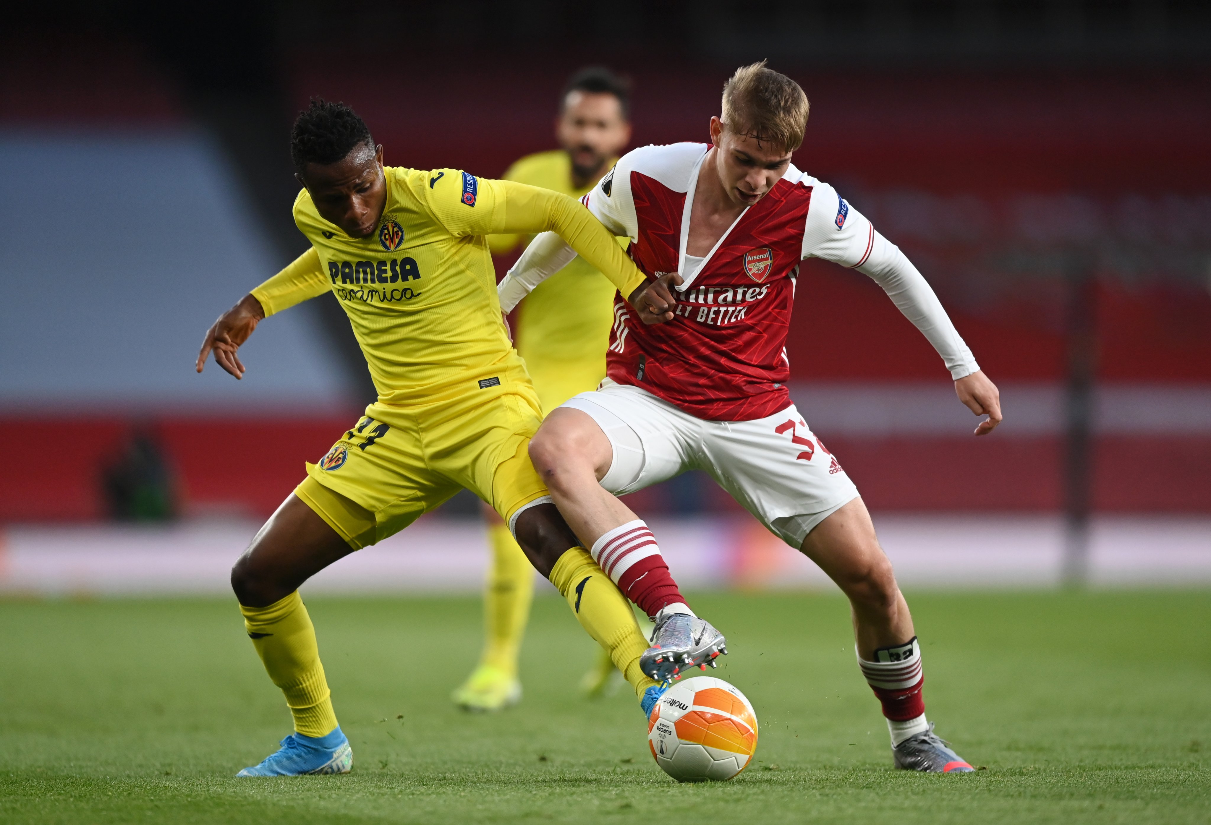 Emile Smith Rowe battles for the ball