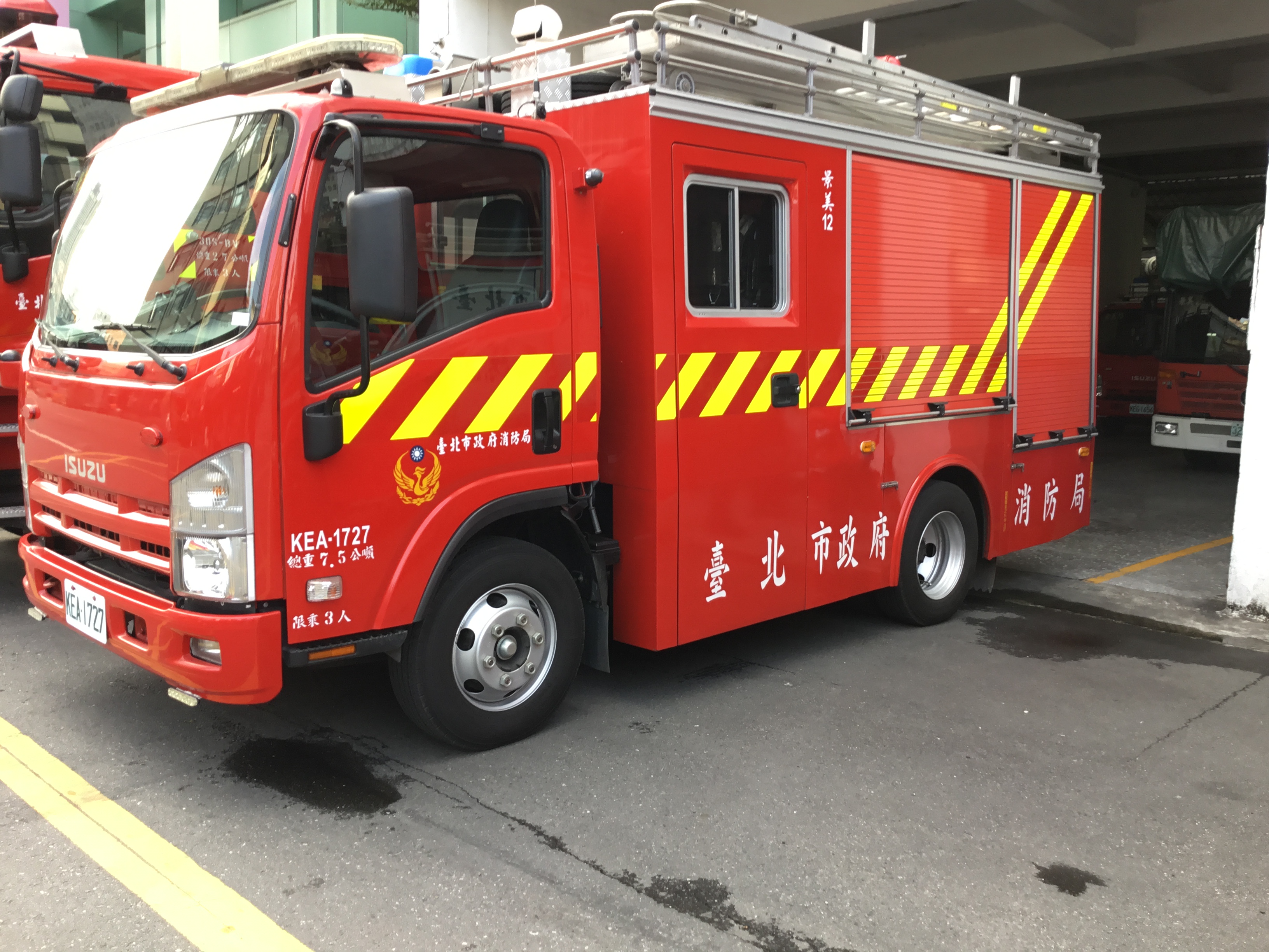 消防署on Twitter 大家都曾看過消防車 很多小朋友也非常喜愛消防車 大家知道能載水的消防車也有差異嗎 能載水的消防車差別是 載水量 的不同 小型水箱消防車約1 000 1 500公升 水箱消防車約3 000公升 水庫消防車至少10 000公升 另外 自107年7月1日起新