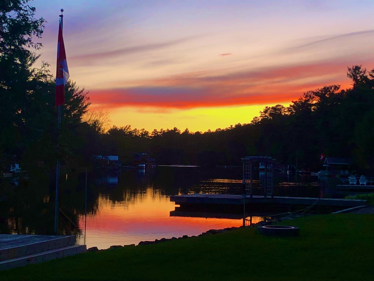 Sunset runs are the best runs
#getoutside #getactive #sunsetrun #muskoka