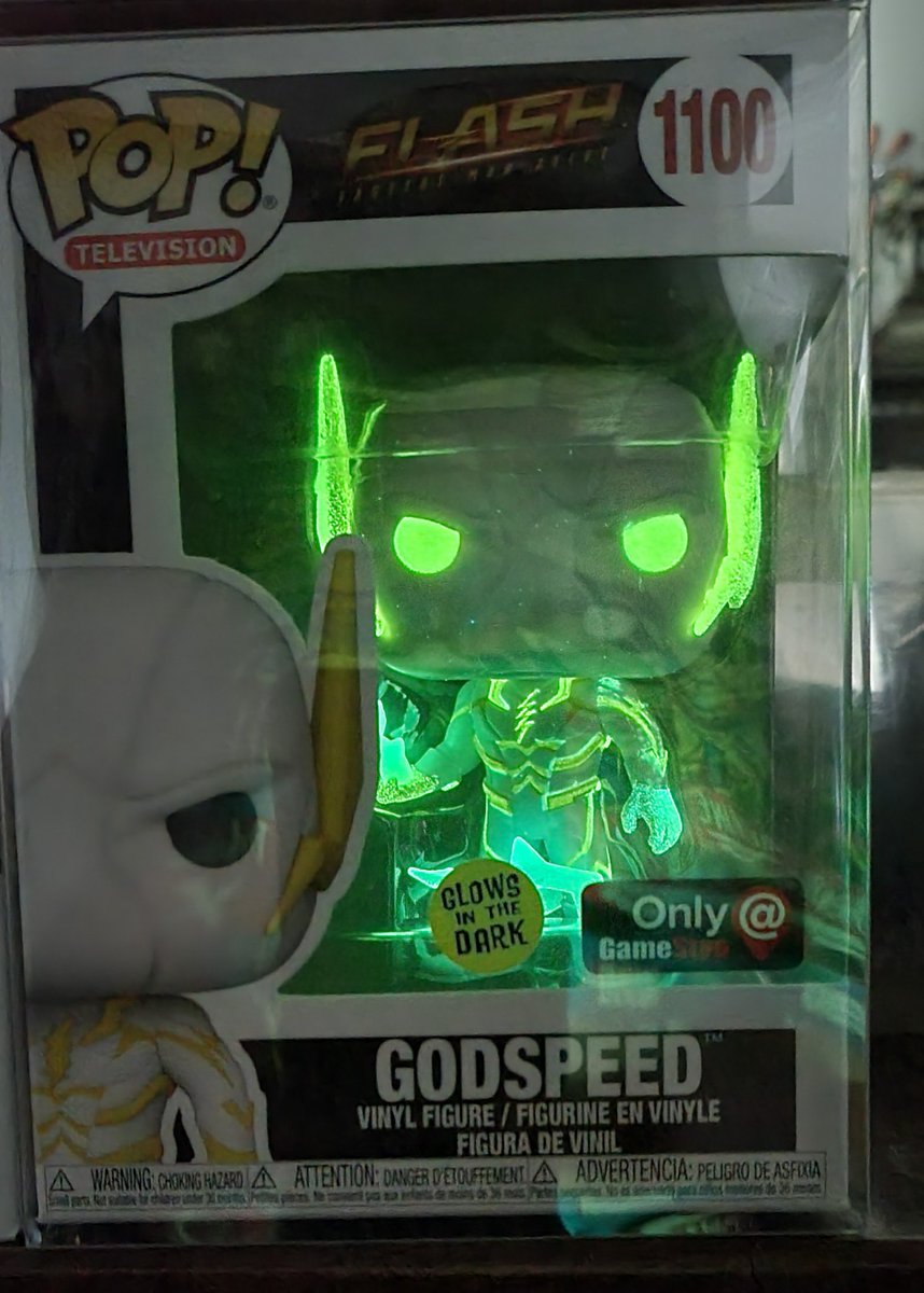 angelcynn2011's tweet image. This glow is too much!! @OriginalFunko and @GameStop got this one super right! #funkoglow