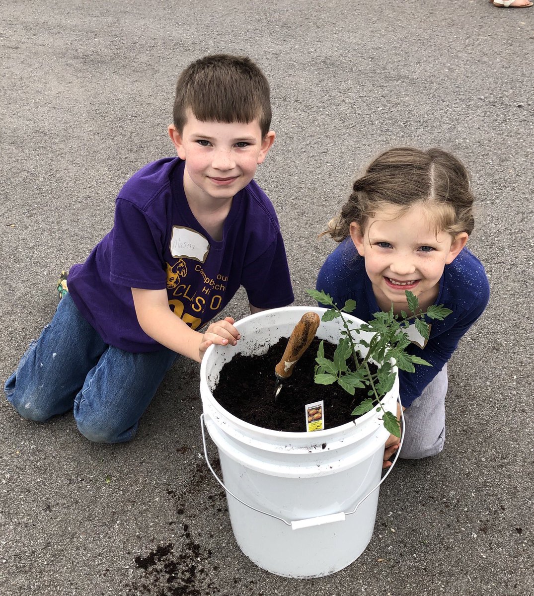 cline21st's tweet photo. Cline Club 21 families had a great time having a pizza picnic and planting a pizza garden thanks to the help of the Campbell Co. UK Extension and Cline Family Resource Center. https://t.co/s31ToLa8Ej