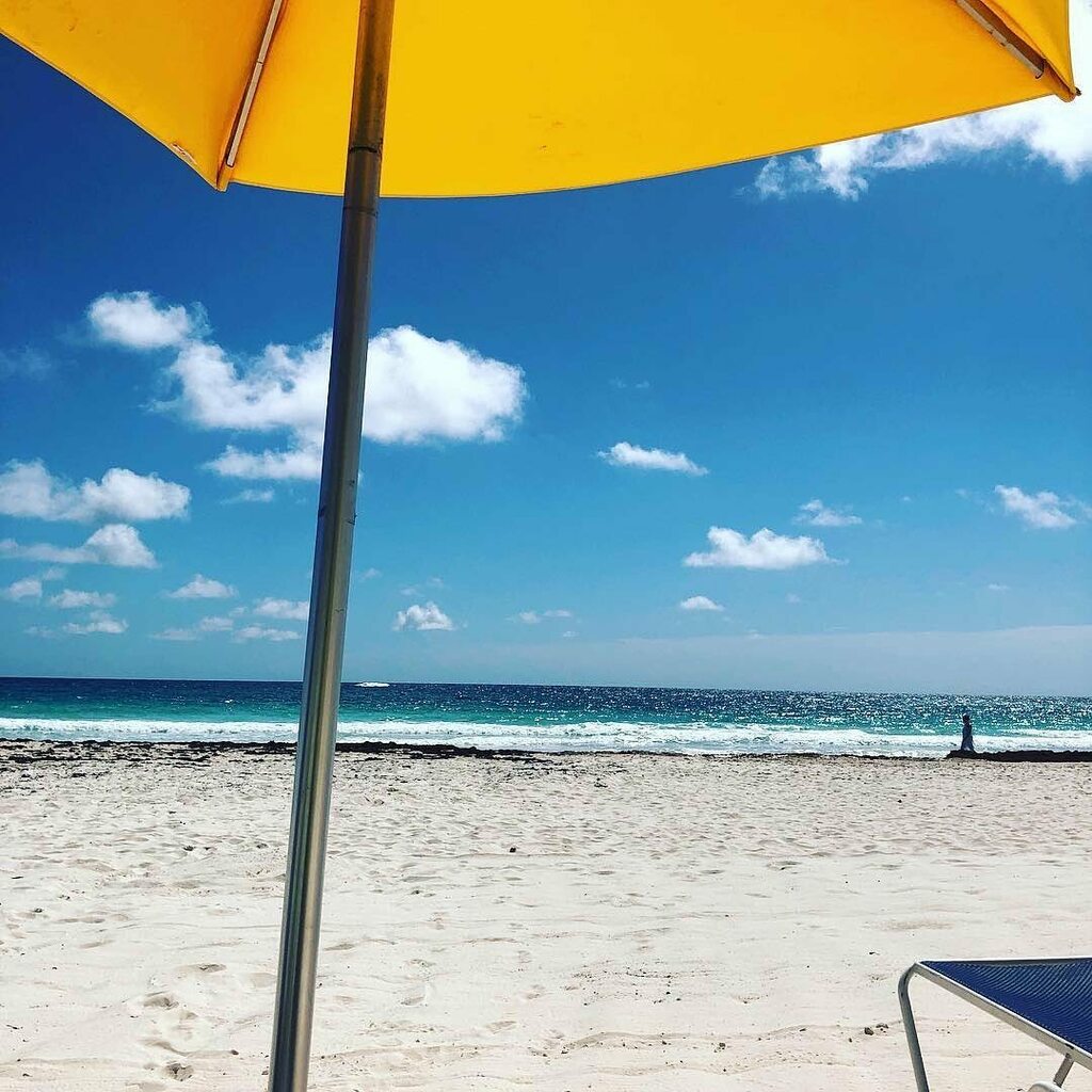 Beautiful day in the neighborhood 

#harbourisland #harbourislandbahamas #briland #bahamas #pinksandbeach #itsbetterinthebahamas #travelbahamas #instabahamas #ig_bahamas #beachday #tropicalparadise instagr.am/p/COjZZdEBxN8/
