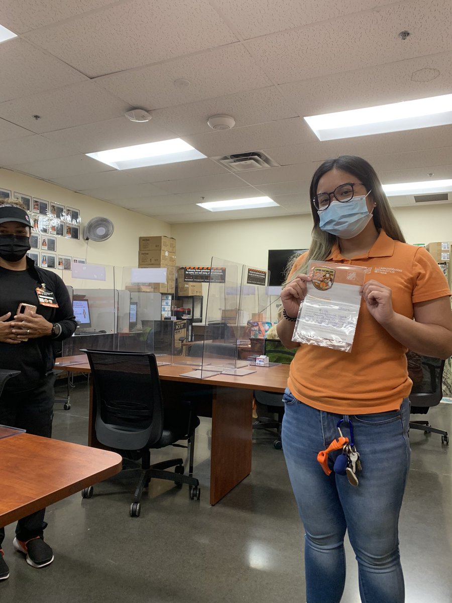 Huge shaka 🤙🏽to #MEA Leeann for #crownbolt excellence ! She takes pride in shoppability , in stock and efficiency ! Her first homer ! 🔌💥#icantbelieveit #hd1706 #kapoleimet #store1706 #MET #hawaiihomedepots #kapolei