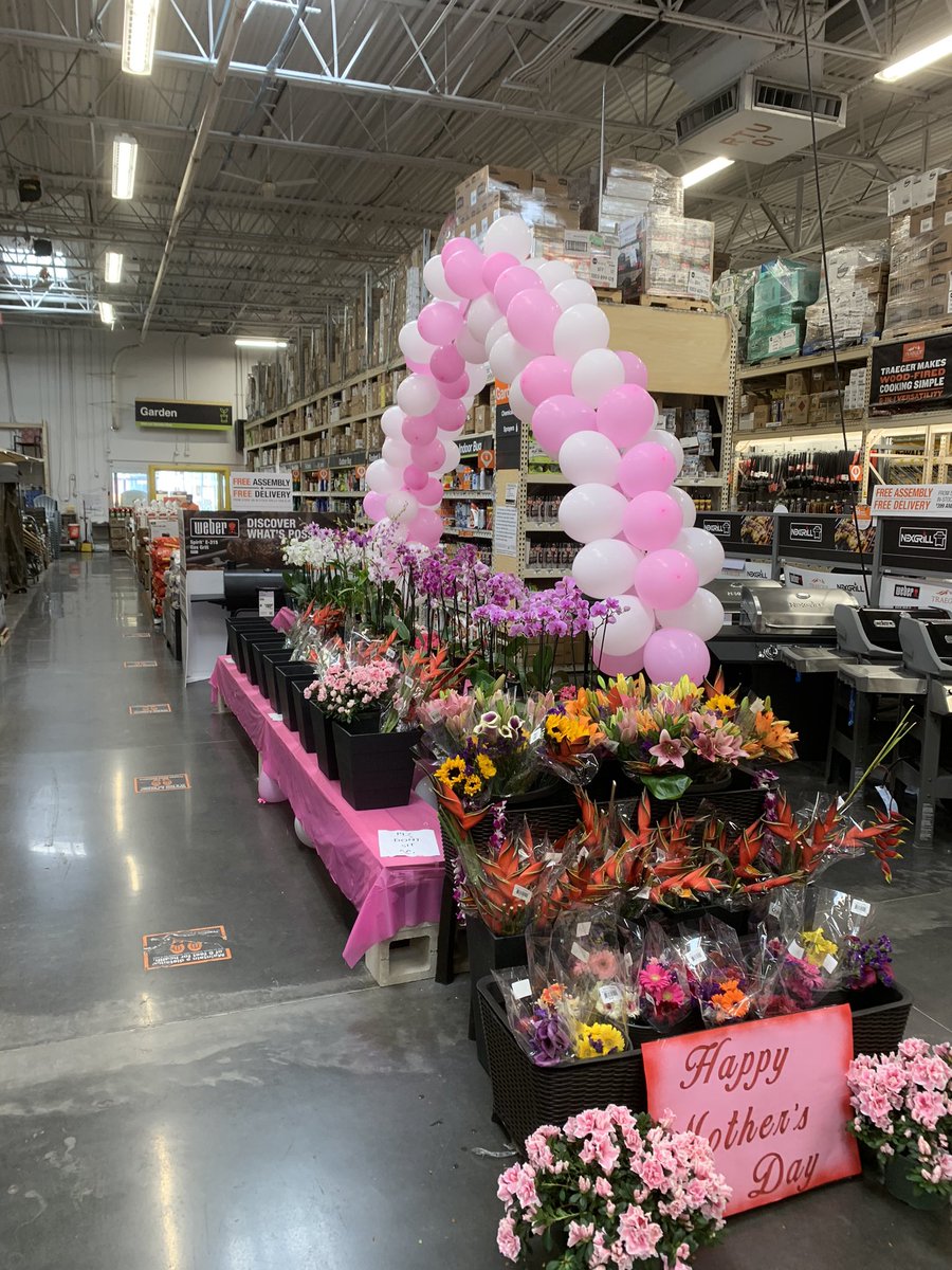 Shout out to #homedepot #1706 #kapolei for a fantastic Mother’s Day set up ! Traditional and tropical all rolled into one ! BOOM 💥 🌺💐👩‍👧🤰❤️#Homedepotmothersday #hawaiihomedepots #store1706 #hd1706 #homedepotkapolei