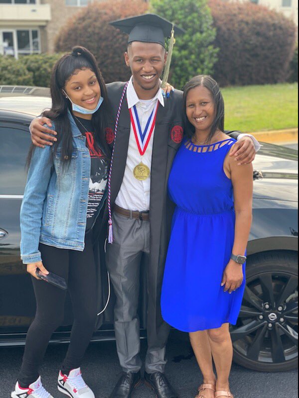 NickS_23's tweet image. 🥳👨🏽‍🎓. #LL60 #LLDEUCE #LLKEEY