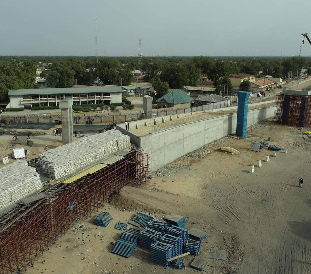 SadeeqKurbe's tweet photo. Night Work: Ongoing construction of flyover bridge at Custom area in Maiduguri by @GovBorno, @ProfZulum. https://t.co/RNXhi88ORo