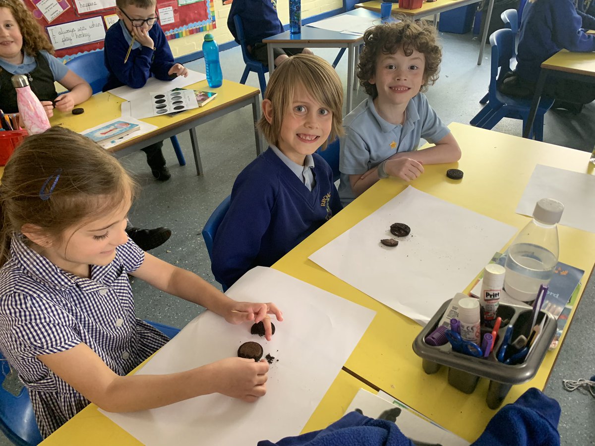 Broadoak_Year2's tweet photo. 2G have been using Oreos in their Science lesson to help them understand the different phases of the 🌚. #YummyScience https://t.co/dg7U0MmvYM