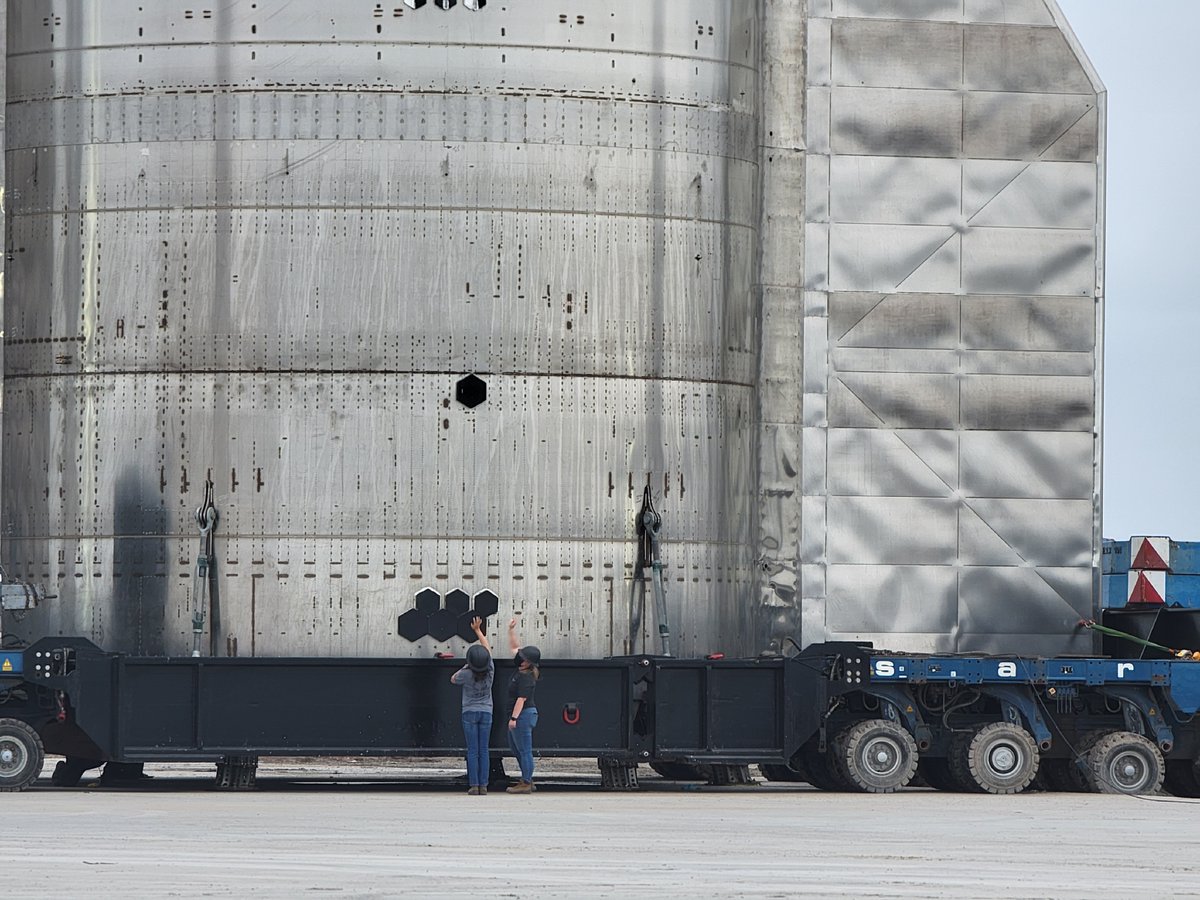 Starship has landed.
Humans for scale 

#starship #SN15