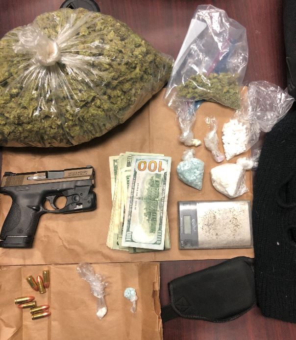 bakersfieldpd's tweet image. (1/3) On 5/5 officers attempted a #vehiclecode stop in the 2300 blk Brundage Ln. The driver, Kerry Edwards (26) exited his vehicle &amp;amp; fled from officers on foot. While fleeing, he was pursued across all lanes of SR58 before surrendering. He was taken into custody w/out incident.