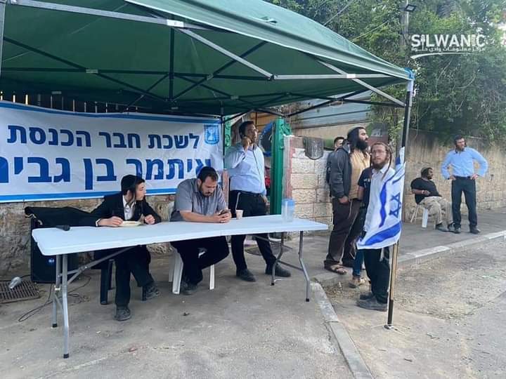 The Jewish extremist Mobs erected a tent in  #SheikhJarrah Palestinian neighborhood to be an assembly point for provoking the Palestinians & starting more troubles,In the mean time the extremist racist Kahanist moved his MK office to the place to lead the Mobs. #SaveSheikhJarrah
