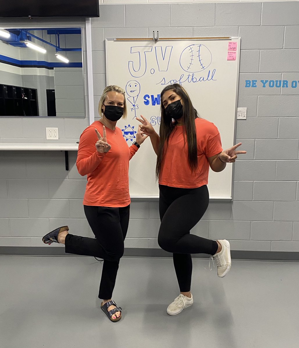 Keyometry244's tweet photo. Twinning with one of my softball girls!!  @kiararivera22 #TwinningIsMyFavorite 👯‍♀️ https://t.co/nLVukFf8dC