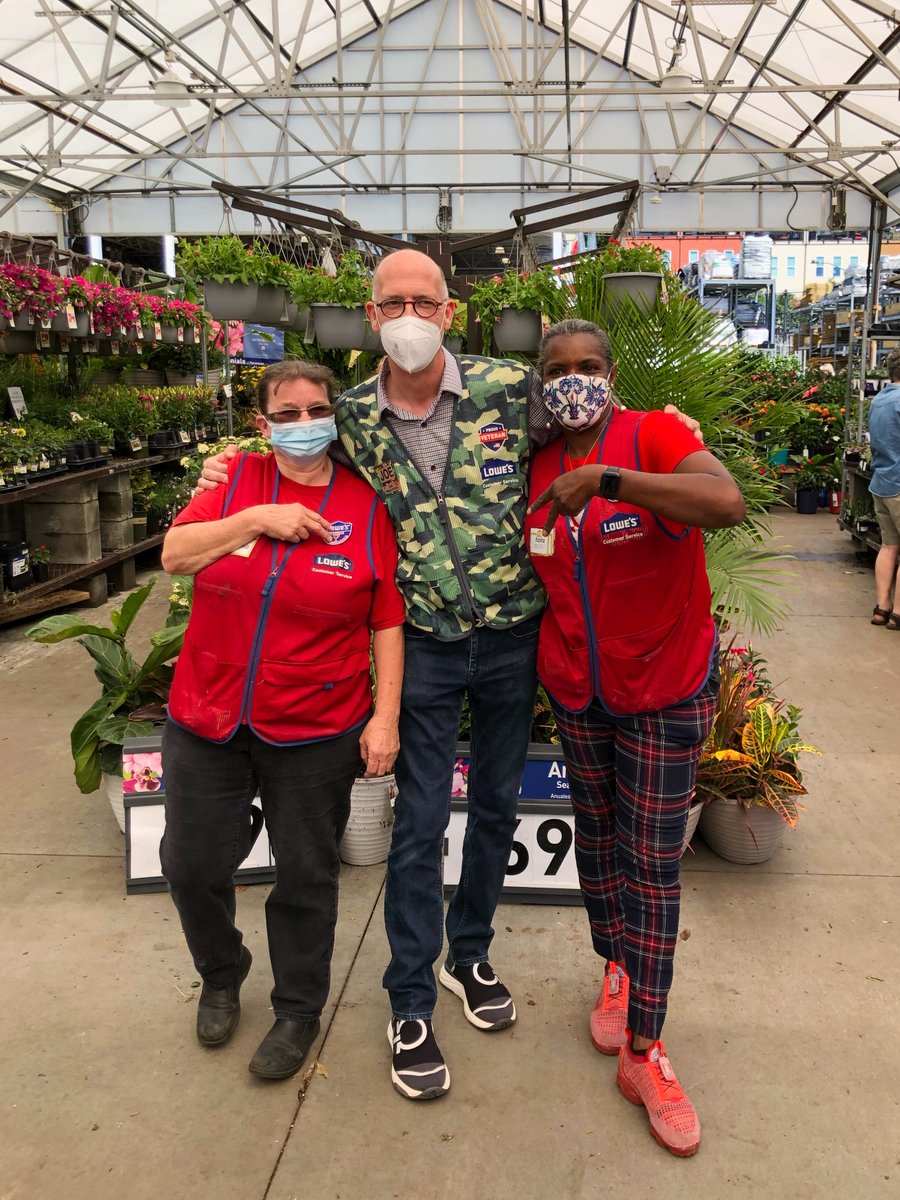 JoeMcFarland_'s tweet image. Next stop - @EdgewoodLowes with @SeemantiniGodbo and @ExecutiveMoms! Shout out to Angela and Anita, who earned an Executive Badge in the Garden Center, @Lowes partner Yolanda, who takes great care of our plants and huge congrats to cashier Kizzie, who became full-time today!!!
