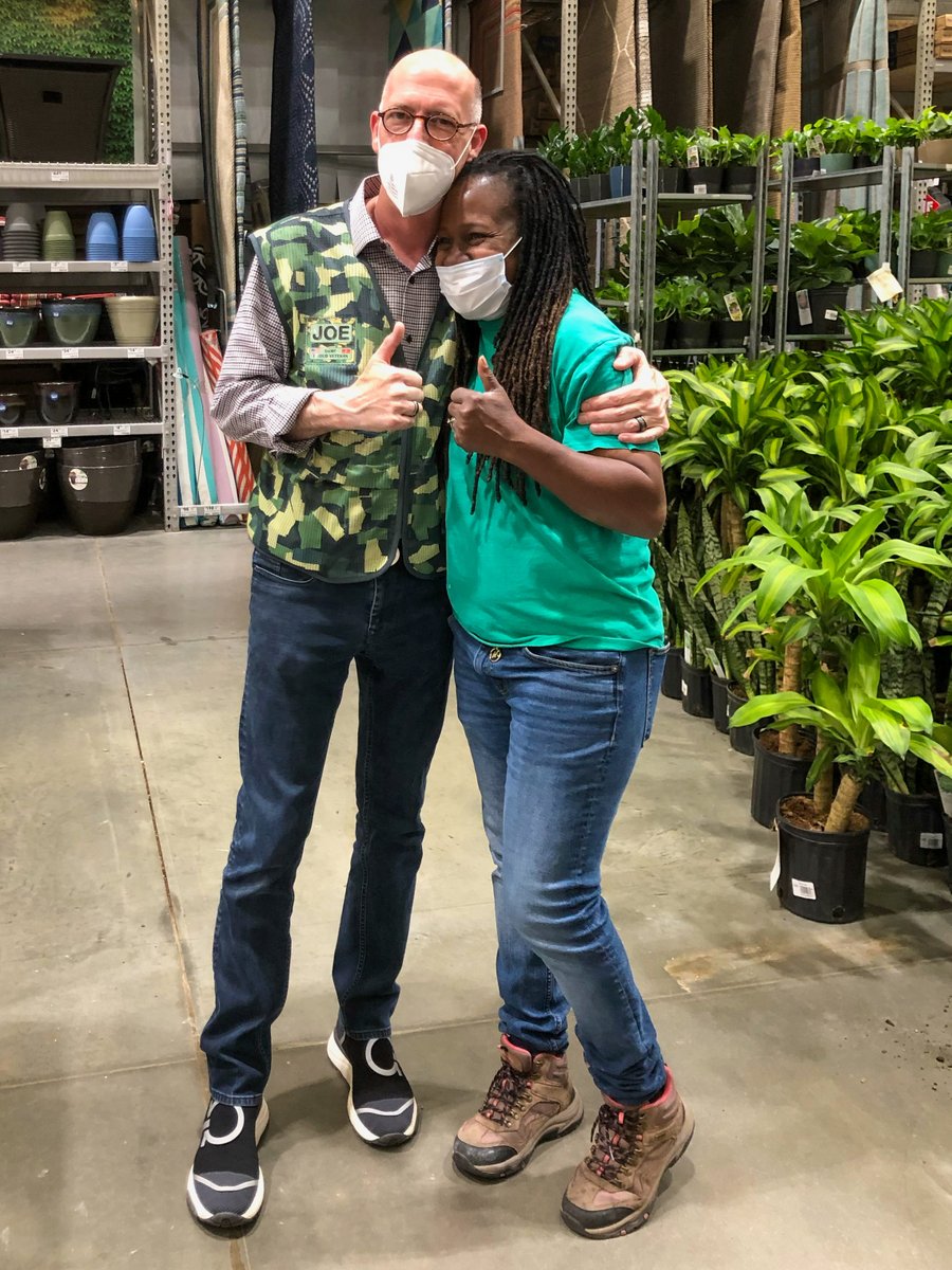 JoeMcFarland_'s tweet image. Next stop - @EdgewoodLowes with @SeemantiniGodbo and @ExecutiveMoms! Shout out to Angela and Anita, who earned an Executive Badge in the Garden Center, @Lowes partner Yolanda, who takes great care of our plants and huge congrats to cashier Kizzie, who became full-time today!!!