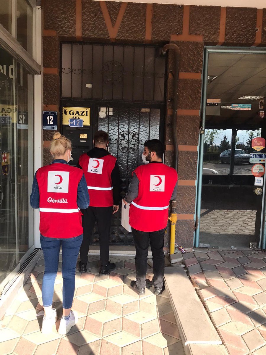 genckizilay06gl's tweet photo. Bugün semtimizda hava bir bulanık bir açık olsa da Kızılay’ın yardım eli hep açıktı. 
#SensizOlmaz Kızılay diyerek koyulduğumuz yollarda koli dağıtımı ile ev ziyaretlerinde bulunduk. https://t.co/Jx4Fl5NgNm