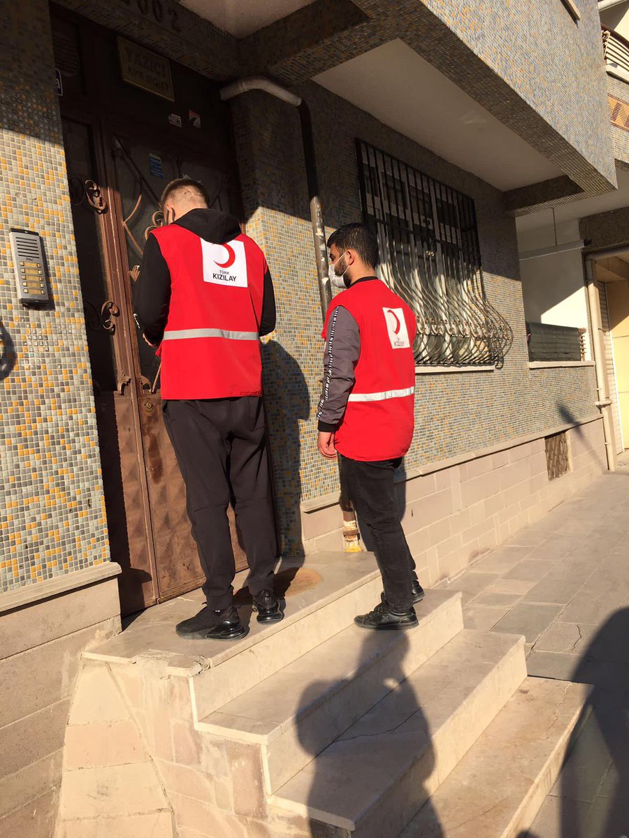 genckizilay06gl's tweet photo. Bugün semtimizda hava bir bulanık bir açık olsa da Kızılay’ın yardım eli hep açıktı. 
#SensizOlmaz Kızılay diyerek koyulduğumuz yollarda koli dağıtımı ile ev ziyaretlerinde bulunduk. https://t.co/Jx4Fl5NgNm