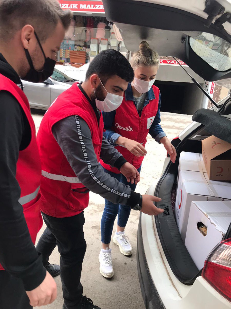 genckizilay06gl's tweet photo. Bugün semtimizda hava bir bulanık bir açık olsa da Kızılay’ın yardım eli hep açıktı. 
#SensizOlmaz Kızılay diyerek koyulduğumuz yollarda koli dağıtımı ile ev ziyaretlerinde bulunduk. https://t.co/Jx4Fl5NgNm