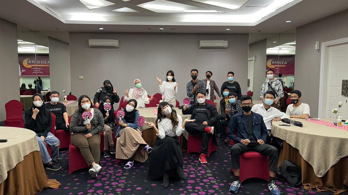 nabilahMhrani's tweet photo. It's a wrap!! Thank you so much @gheaindrawari10 @d_ita5 @taraliaa_ @ignhandojo . Terharu banget 🥺🥰 #BahaGhea #bukber #ghealways @GhealwaysOfc_ https://t.co/TGSaYwGWzP