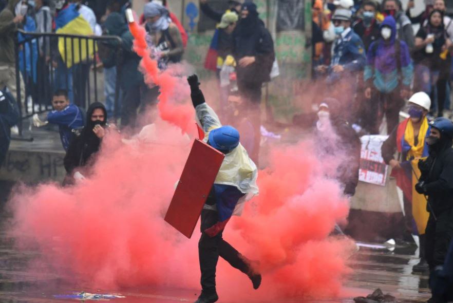 ➡️🇨🇴📸⭕La crisis actual de #Colombia acapara titulares, denuncias, llamados de alerta y observación permanente ante la violencia del Estado, desde la mano del gobierno de Iván Duque.  Estas fotos de varias agencias de prensa ilustran el complejo panorama. 
#ColombiaSomosTodos