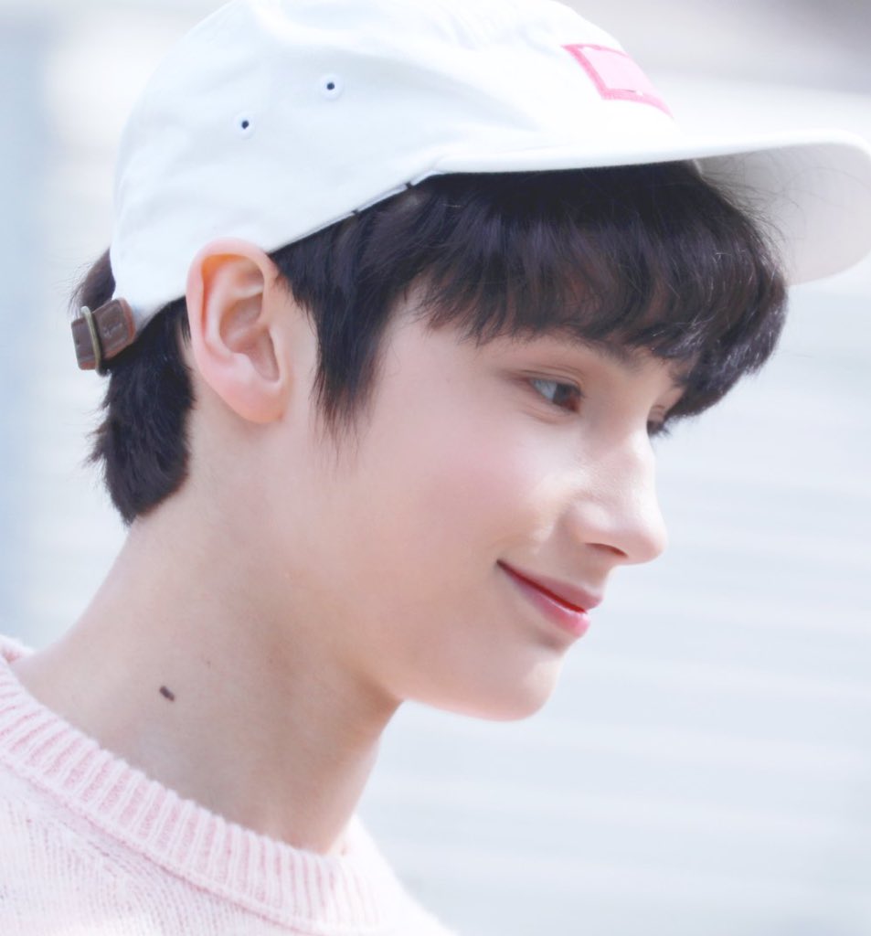 — neckneck moles can mean that someone has good confidence and are good-naturedly competitive >.< though this also means they tend to push themselves too much past their limits, but it's only bcs they know they have more room to grow!!