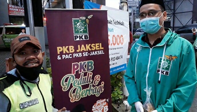 dpcpkbjaksel's tweet image. BERBAGI TAKJIL TEMAN BAIKKU PKB Jaksel &amp;amp; PAC PKB Se-Jaksel 
.
Alhamdulillah Aksi Melayani Indonesia (AMI) dibulan Ramadhan dengan berbagi-bagi takjil berjalan dengan baik, yang di lakukan oleh PAC Keb.Baru dan PAC Cilandak di depan ITC Fatmawati.

#PkbJaksel