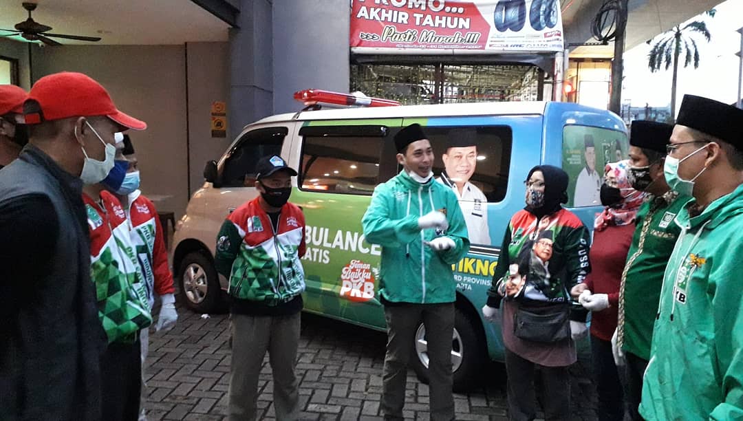 dpcpkbjaksel's tweet image. BERBAGI TAKJIL TEMAN BAIKKU PKB Jaksel &amp;amp; PAC PKB Se-Jaksel 
.
Alhamdulillah Aksi Melayani Indonesia (AMI) dibulan Ramadhan dengan berbagi-bagi takjil berjalan dengan baik, yang di lakukan oleh PAC Keb.Baru dan PAC Cilandak di depan ITC Fatmawati.

#PkbJaksel