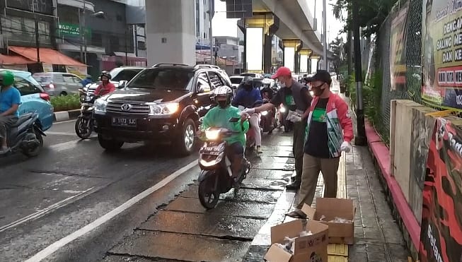 dpcpkbjaksel's tweet image. BERBAGI TAKJIL TEMAN BAIKKU PKB Jaksel &amp;amp; PAC PKB Se-Jaksel 
.
Alhamdulillah Aksi Melayani Indonesia (AMI) dibulan Ramadhan dengan berbagi-bagi takjil berjalan dengan baik, yang di lakukan oleh PAC Keb.Baru dan PAC Cilandak di depan ITC Fatmawati.

#PkbJaksel