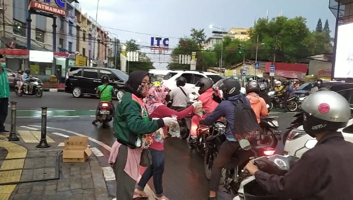 dpcpkbjaksel's tweet image. BERBAGI TAKJIL TEMAN BAIKKU PKB Jaksel &amp;amp; PAC PKB Se-Jaksel 
.
Alhamdulillah Aksi Melayani Indonesia (AMI) dibulan Ramadhan dengan berbagi-bagi takjil berjalan dengan baik, yang di lakukan oleh PAC Keb.Baru dan PAC Cilandak di depan ITC Fatmawati.

#PkbJaksel