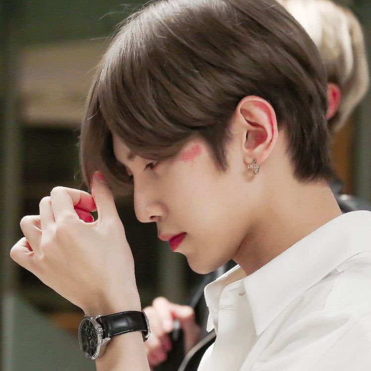 every possible photo i can find of yeosang’s birthmark: a thread