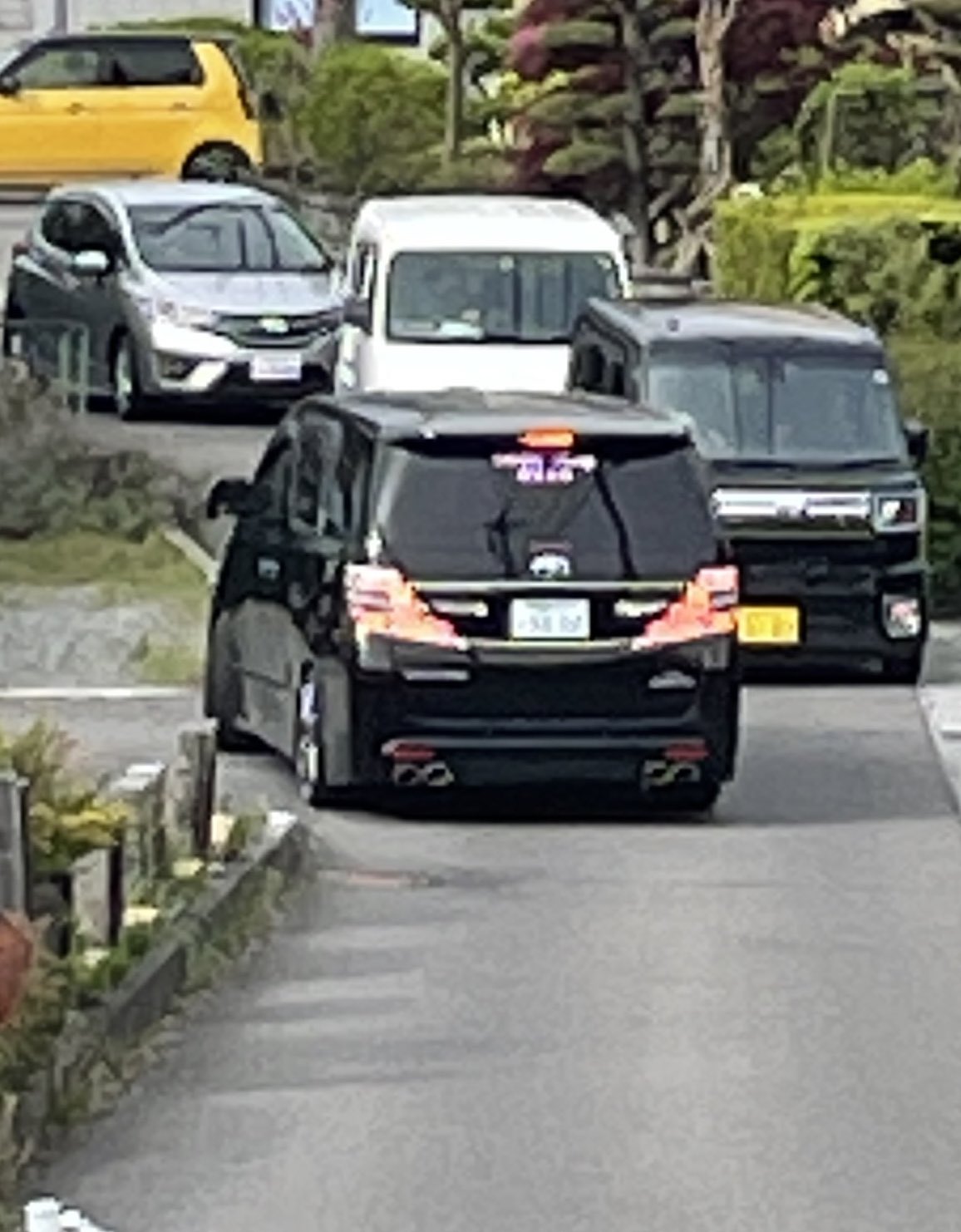 ぉざゎ 朝からあおり運転の現場 どっちが本来下がるべきだ 答え もちろん手前の1台の車 降りてきて怒鳴ってるわ車の中からうるさい音楽聞こえるわ さらにはサンキュークラクションなのか知らんが改造ホーン T Co Tqmibj6gh0 Twitter