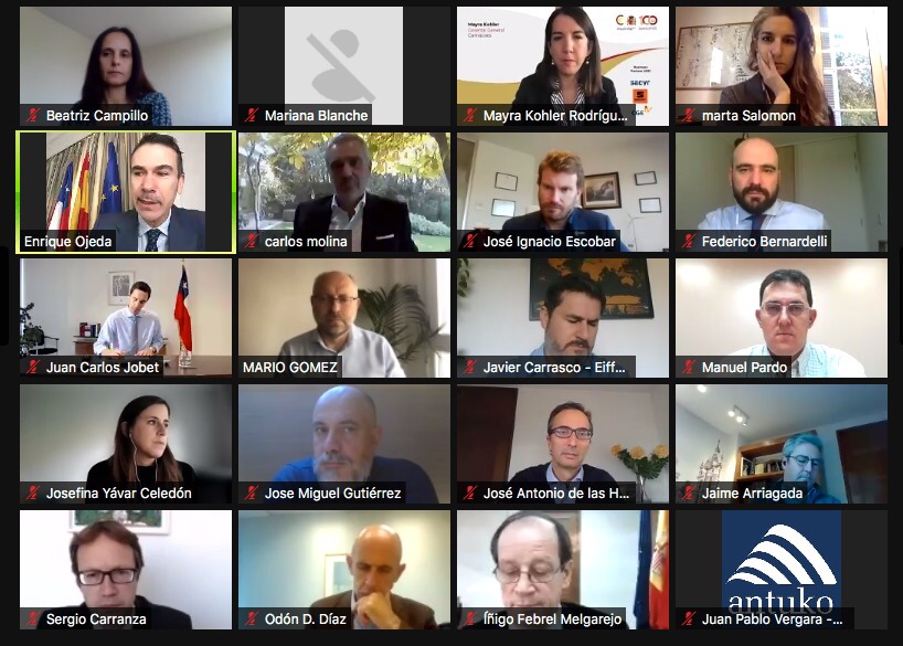 EmbEspanaChile's tweet photo. Reunión ayer entre @MinEnergia @JCJobet, Embajadores @enriqueoj3600 y @robertoampuero con @cl_camacoes @ICEXChile y empresas españolas del sector energético.Interesante diálogo sobre #HidrógenoVerde, transición justa, energías renovables e inversión 🇪🇸 en 🇨🇱 , líder en el sector. https://t.co/67VfOMm22B
