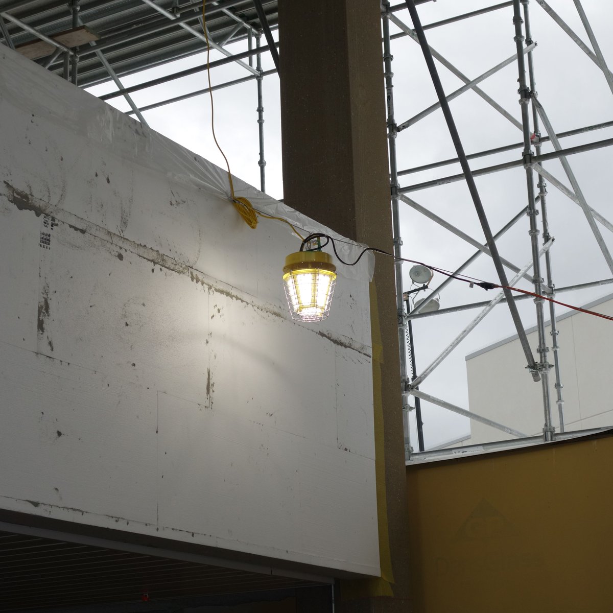 SouthwireTools's tweet photo. Our 120 Watt LED High Bay Fixture outshines metal halides and includes a 15A female receptacle to daisy chain lights downstream. Light up your site with Southwire! #southwiretools https://t.co/WqSxFujfu0
