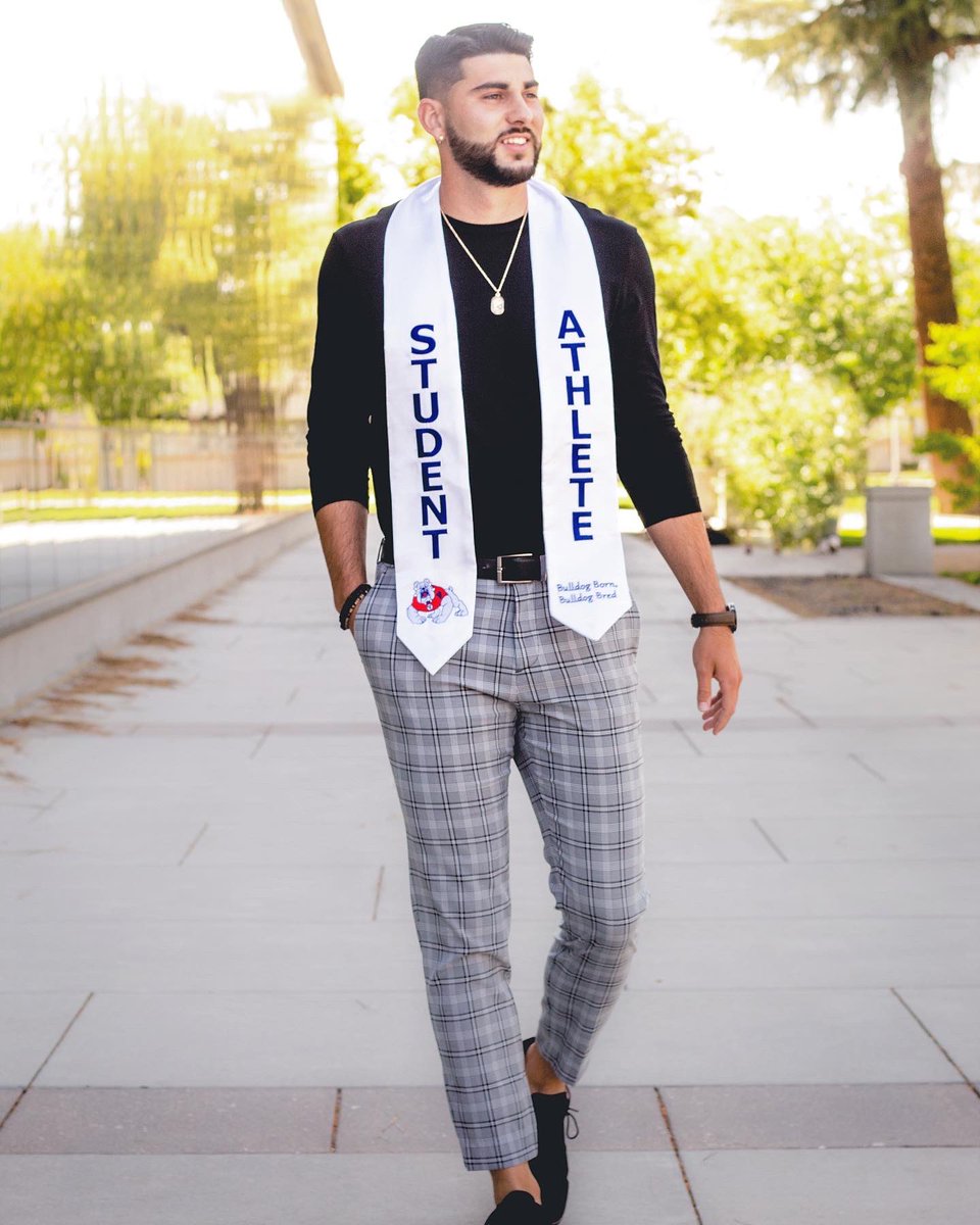 Steph4MyHype's tweet photo. In April of 2018 I almost took my own life. Now I stand here today a college grad with an amazing support system. Be kind, be understanding, and be thankful for one another because, you never know what others are dealing with 🎓

#CollegeGrad #GoDogs #MentalHealthAwarenessMonth https://t.co/osmUJeerkt