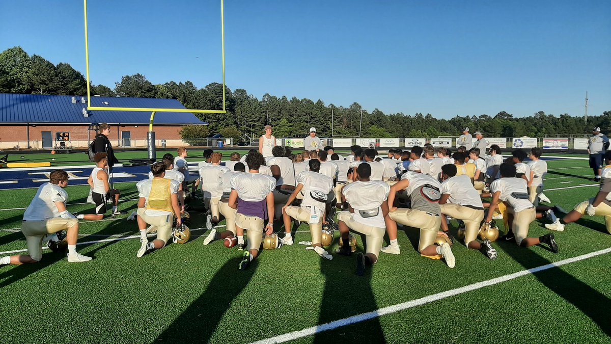 ApalacheeFB's tweet photo. Great to have @BerryFootball player and Wildcat alum @peyton_ferro23 come and speak to the team after practice today! Flashing those championship rings and bringing a good word about buying in to the culture! #WildcatsOnSaturday https://t.co/cKaAKTyVAK