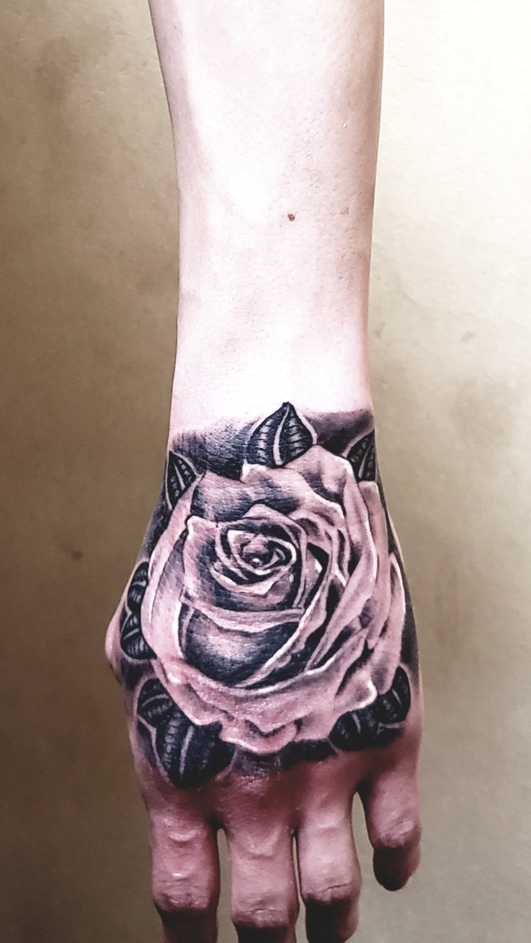 Twitter 上的 Tattoo Studio栞 この手から創作されたモノであらゆる人を笑顔に 手の甲 薔薇 バラ 埼玉 さいたま 大宮 刺青 いれずみ 彫之助 Horinosuke 彫師 彫り師 刺青 タトゥー 和彫り Tattoo Japanesetattoo Tattoostudio栞 T Co