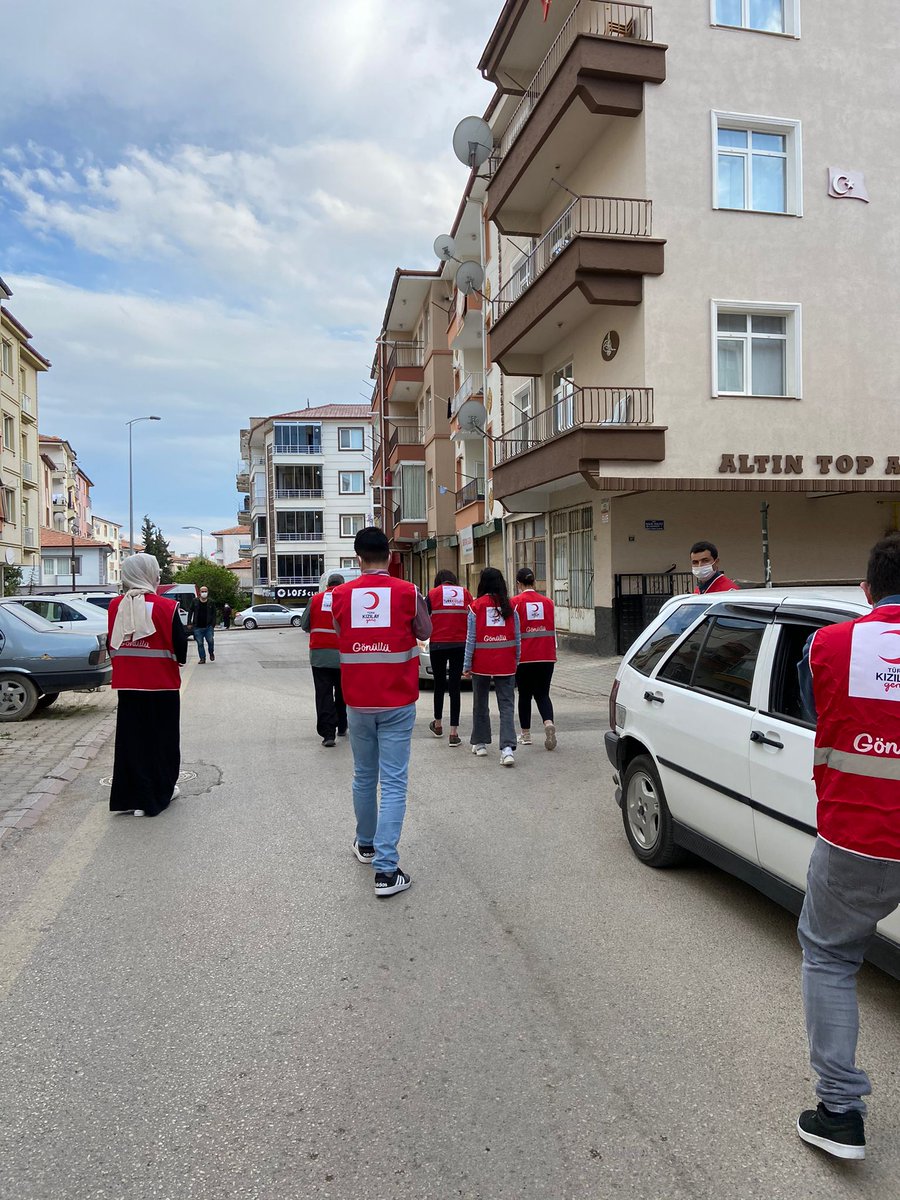 kizilaykkale's tweet photo. Kimsesize dost,garibe yoksula yetime kardeş,bacı olmak için yine Kırıkkale Üniversitesinin güzide öğrencileri ,Kızılay gönüllüsü gençlerimizle Kırıkkalenin sokaklarında idik.İnsanların halleri ile halenmenin,dertleri ile dertlenmenin tatlı hüznünü ve ++ https://t.co/38w9VyNMBt