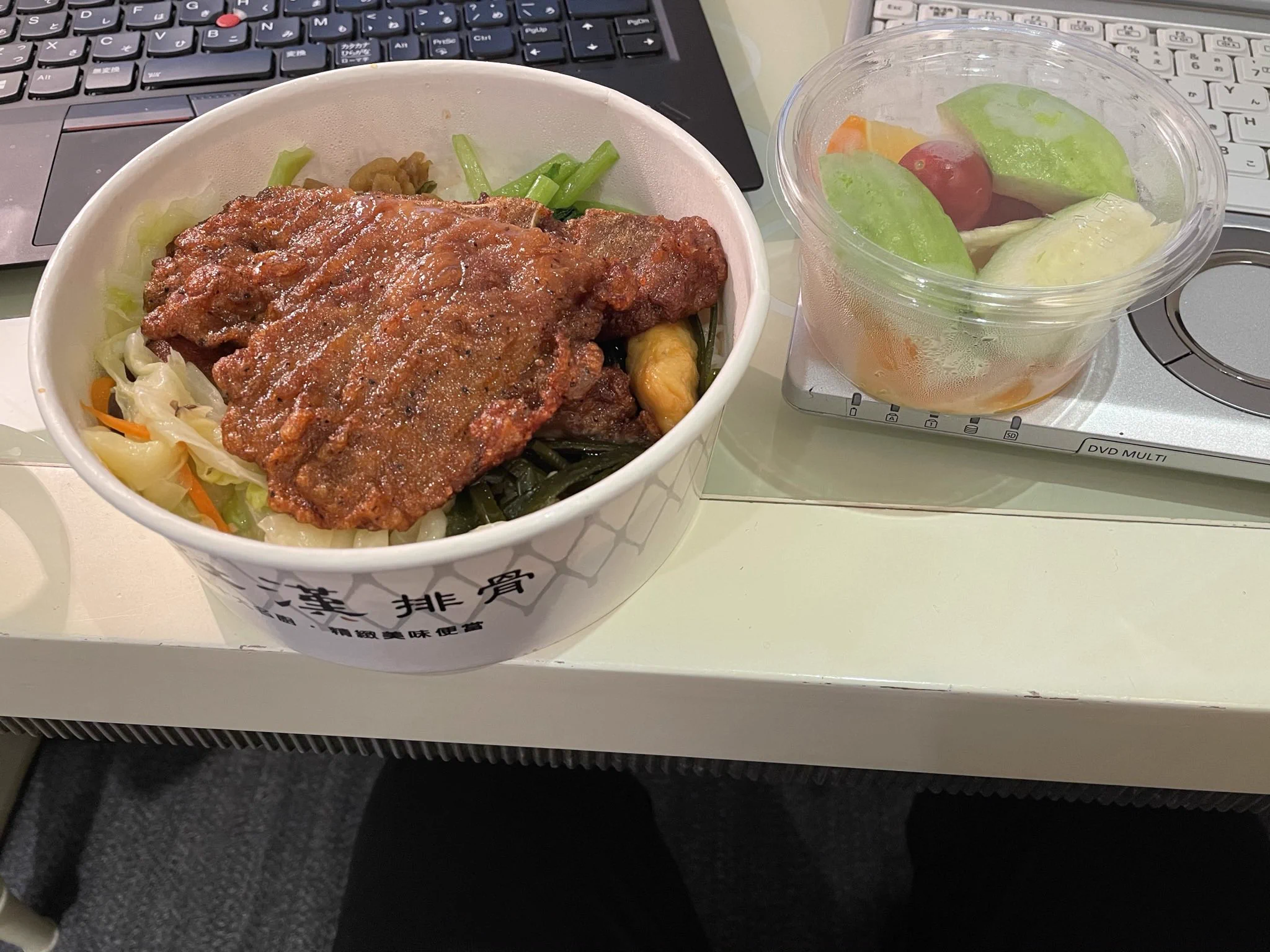 @Eiko_Yamashita こちら台湾の隔離ランチです。
美味しいけど胃が脂で死ぬ 