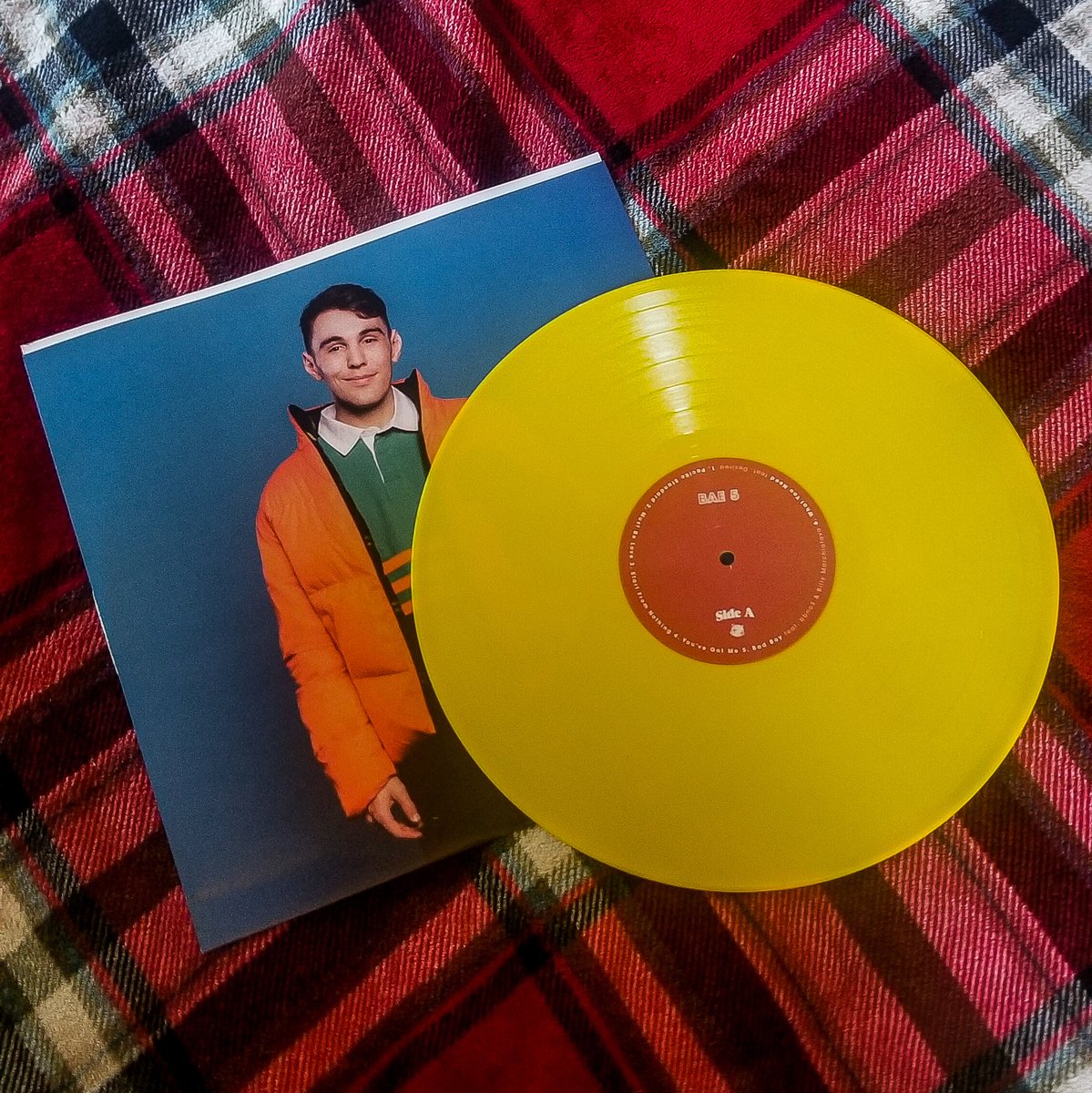 pearvoz's tweet photo. My #Bae5 vinyl set came in today! Thank you @yungbae so much this is easily the coolest vinyl/vinyl set I have now! https://t.co/Nz8JH8V5Li