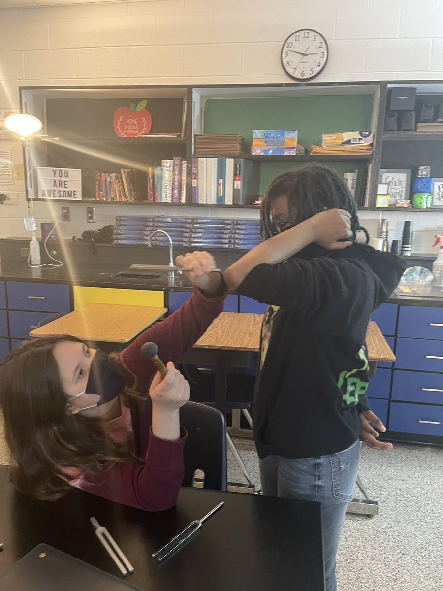 RPMscience's tweet photo. Ss exploring sound traveling through different mediums including their own bones, the table, air, & cups! Plus seeing the vibrations make water dance 💃🏼 @IMSEagles #vbalwayslearning #itsagreatdaytobeaeagle https://t.co/Ofzs96Nb6L