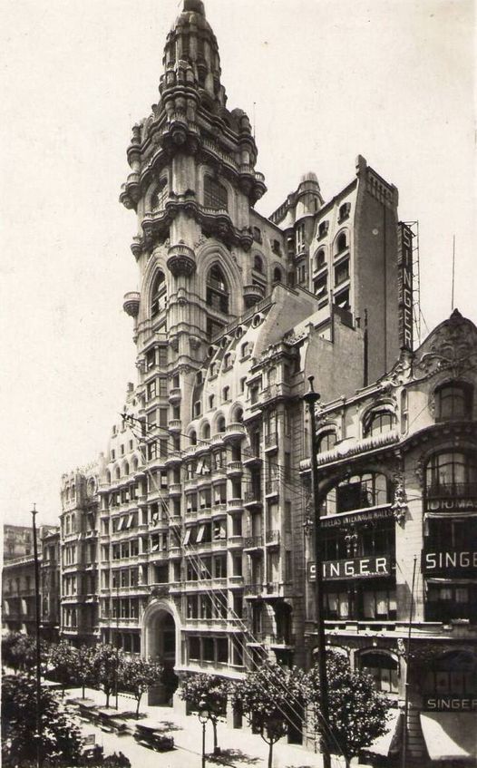 Deivi (@deivitwitt) on Twitter photo ¿Conocés el <a href="/PalacioBarolo/">Palacio Barolo</a>? Cuando se inauguró en 1923 fue el más alto de Latinoamérica.
Para construirlo tuvieron que conseguir un permiso especial, ya que superaba cuatro veces la altura máxima permitida en la Av. de Mayo.
En su cúpula tiene un faro que se veía desde Uruguay ¿Conocés el <a href="/PalacioBarolo/">Palacio Barolo</a>? Cuando se inauguró en 1923 fue el más alto de Latinoamérica.
Para construirlo tuvieron que conseguir un permiso especial, ya que superaba cuatro veces la altura máxima permitida en la Av. de Mayo.
En su cúpula tiene un faro que se veía desde Uruguay