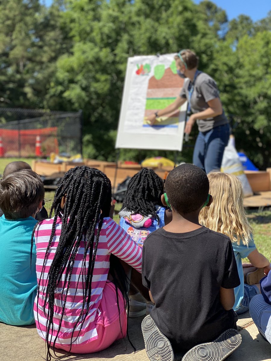 mrskimreysclass's tweet photo. Mrs.Kimrey’s class loved helping in our school’s garden today! 🪴#lessonscomingtolife #HWES #Pridein5 https://t.co/3EZ8aCm6zk
