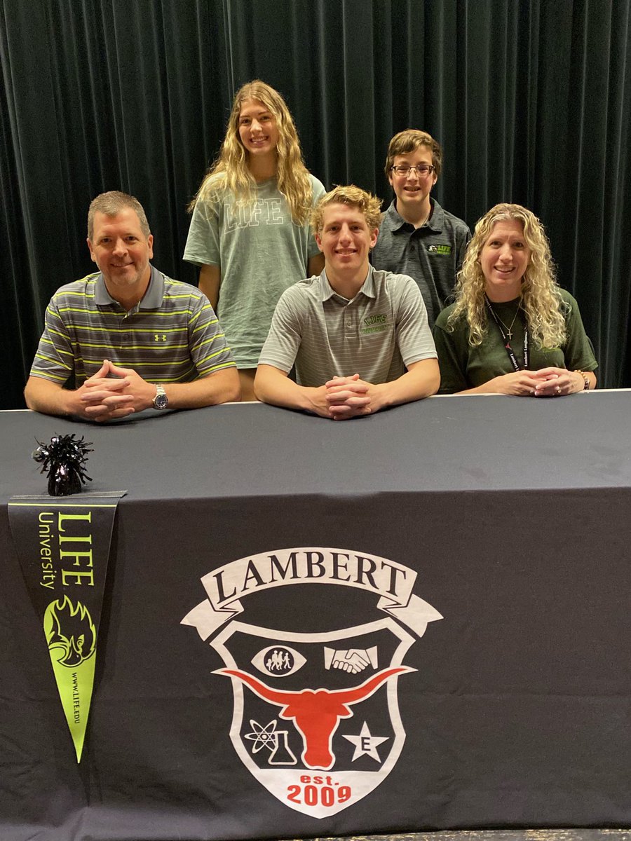 CoachEasley's tweet image. Our basketball program got better this week! So excited to have these guys in the program. They are excellent student athletes! Congrats Mason and Dara! Now it’s time to work! #Timetorun