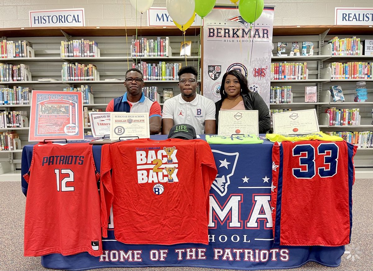 CoachEasley's tweet image. Our basketball program got better this week! So excited to have these guys in the program. They are excellent student athletes! Congrats Mason and Dara! Now it’s time to work! #Timetorun