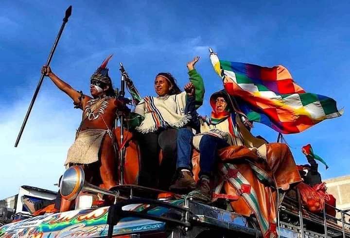 ECsutcb's tweet photo. En estos duros momentos en que el terrorismo de estado golpea al pueblo Colombiano, queremos enviarles toda nuestra solidaridad desde Bolivia. 
Instamos a todos los medios y las clases política a salir de su burbuja y denunciar lo que está ocurriendo a nuestr@s herman@s!!! https://t.co/CfcZUBSKhu