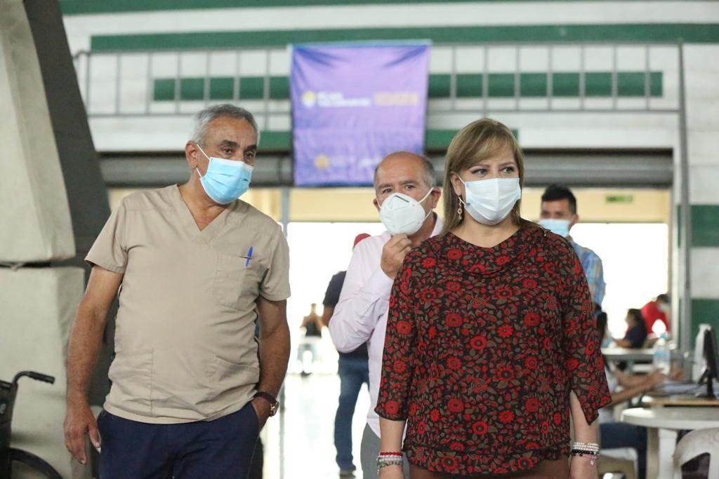 PlanificacionEc's tweet photo. En su periplo, la Secretaria Técnica de #PlanificaEcuador constató el normal desarrollo del #PlanVacunarse en la provincia del #Cañar, además conversó con el personal médico y adultos mayores que acudieron a su cita. #EcuadorSeVacuna https://t.co/ZFem7CbQT9