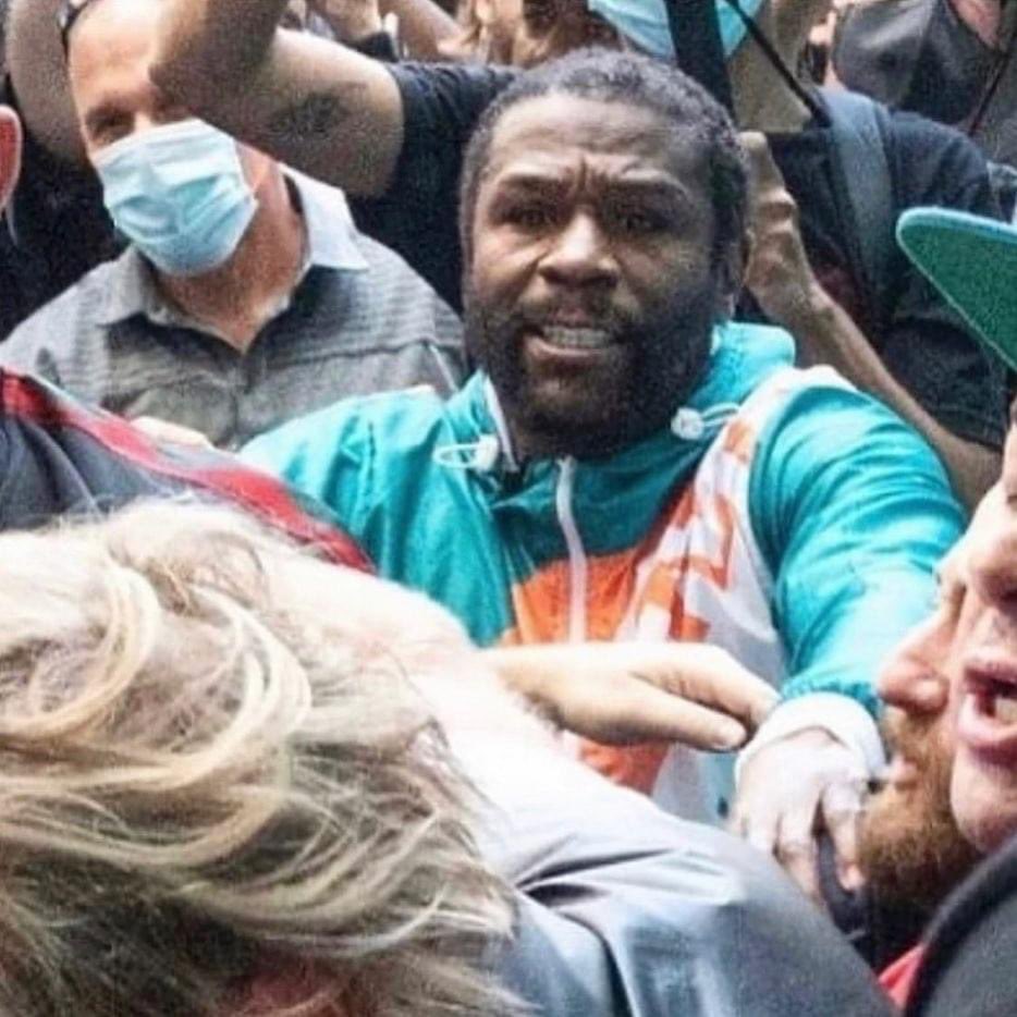 50cent's tweet image. 👀WTF going on, on champ head 😆I heard he had his pubic hairs put on his face. Lol #bransoncognac #lecheminduroi
