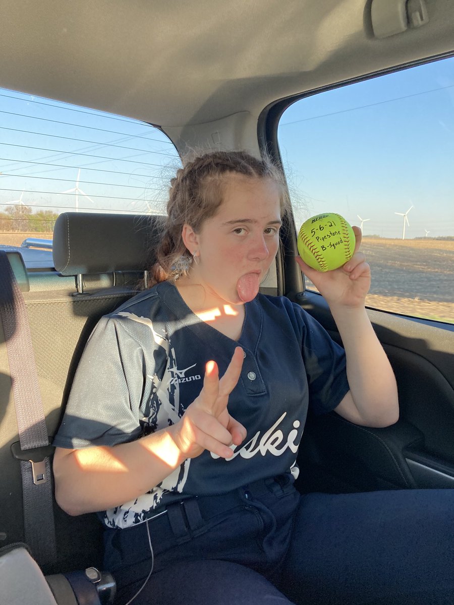Belle decided to put one over the fence tonight. 2-run shot💣