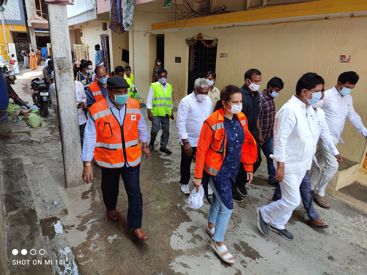Hon'ble MLA Madhavaram Krishna Rao sir, &amp; ZC Mamatha madam along with DC Ravikumar has inspected the ongoing Fever Survey at JanataNagar slum &amp; distributed the Medical kits to the needy people - DC Moosapet
