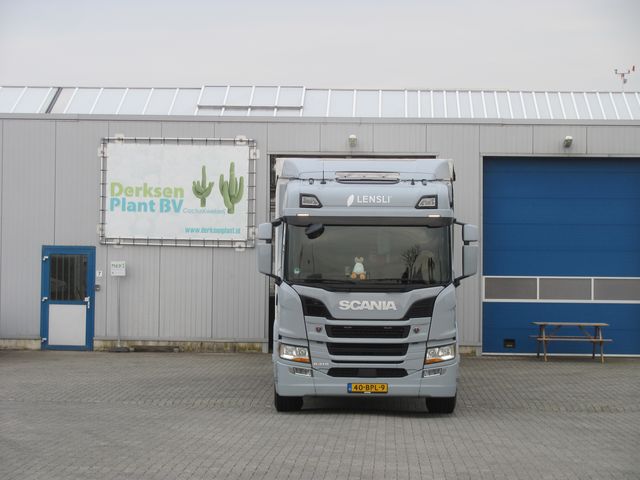 Deze foto ontvingen wij van André Lintsen uit Bemmel. Hij zag deze oplegger staan bij Derksen Plant BV in het tuinbouwgebied Bemmel. Hij werkt bij DartPlant en geeft aan dat zijn hobby transportfotografie is.
Dankjewel André!

#transportfotografie #substraat #tuinbouw #bemmel