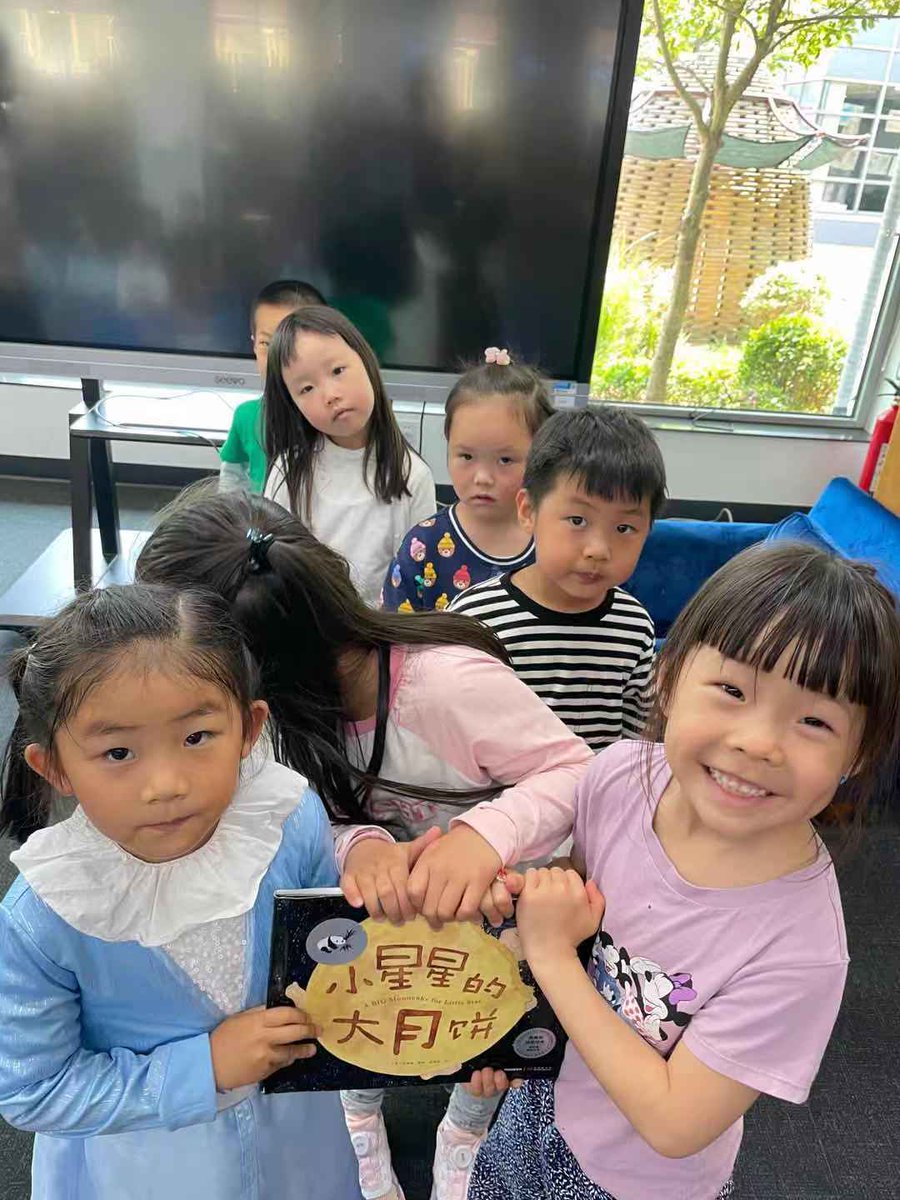  @pacylin have your ears been burning? We've been talking up your incredible A Big Mooncake for Little Star which has touched our students greatly. They love seeing their faces reflected in a such a beautiful book.  #PandaBookAwards